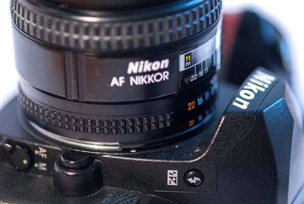 Vollständig im Bajonett eingerastetes Objektiv an einer Nikon DSLR Vollständig im Bajonett eingerastetes Objektiv an einer Nikon DSLR