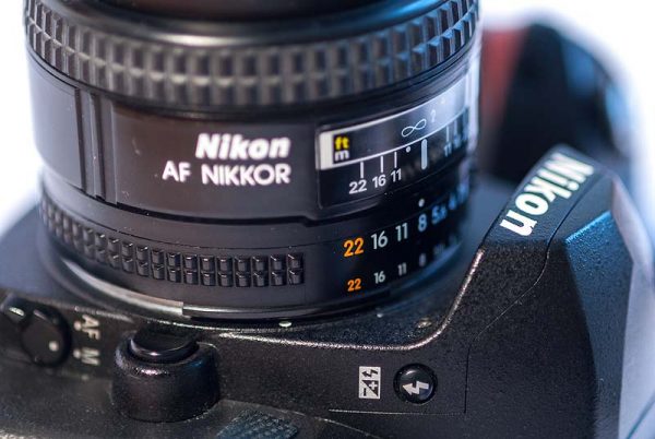 Nicht im Bajonett eingerastetes Objektiv an einer Nikon DSLR Nicht im Bajonett eingerastetes Objektiv an einer Nikon DSLR