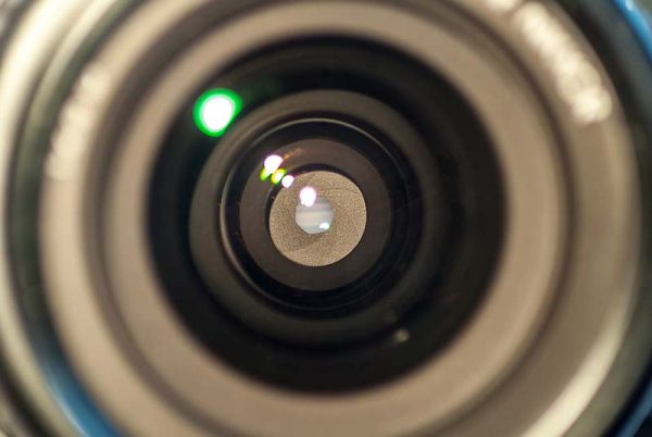 Blendenöffnung in einem Nikon-Objektiv. f5.6. Blendenöffnung in einem Nikon-Objektiv. f5.6.