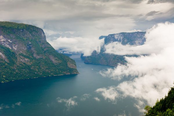 Gewitterwolken über dem Aurlandsfjord, Norwegen