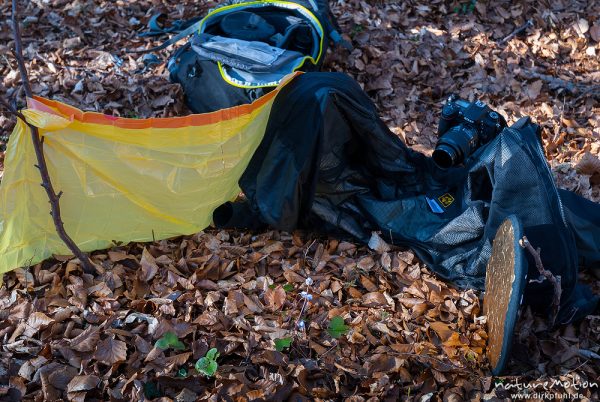 Zeitrafferaufnahmen von sich öffnenden Blüten: Windschutz und Schattenaufhellung sind unverzichtbar.