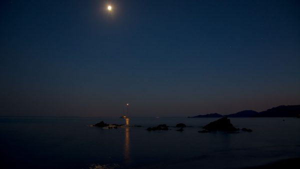 Mond über der Bucht von Asciaghju, Korsika