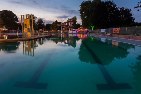 Naturerlebnisbad Göttingen-Weende: Architekturaufnahmen zur blauen Stunde