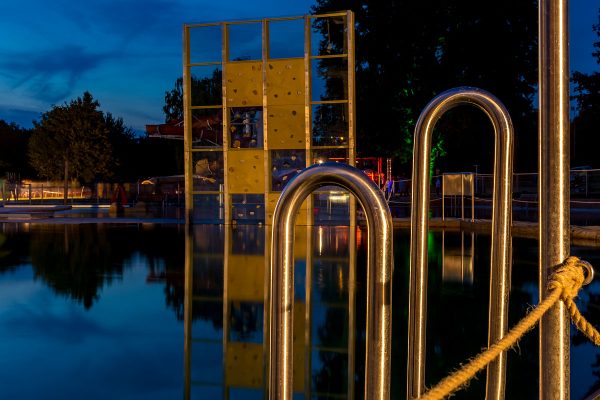 Naturerlebnisbad Göttingen-Weende: Architekturaufnahmen zur blauen Stunde