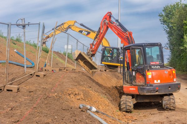 Baggerarbeiten an einer neu gebauten Klärschlammvererdungsanlage