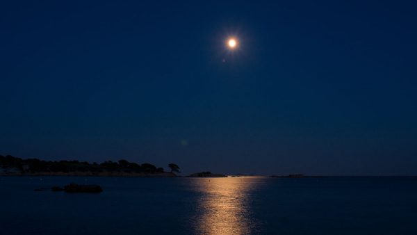 Mond über der Bucht von Asciaghju, Korsika