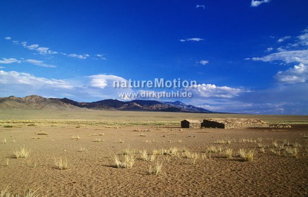 Titelbild: Erosion und Wüstenbildung. Fester Unterstand für Vieh in den nördlichen Ausläufern der Gobi, Mongolei